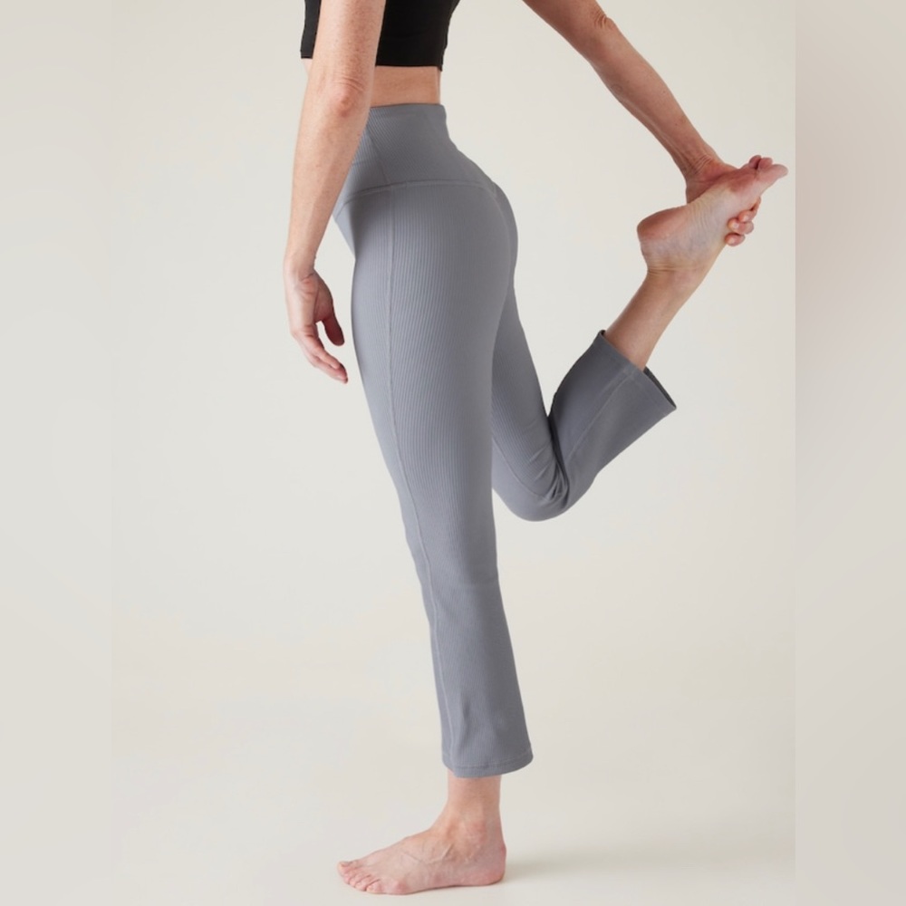 ★ NWT Athleta Leggings “Straight Up Capri” - Granite Blue ★